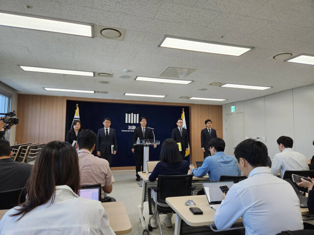 24일 황우진 수원지검 인권보호관이 아리셀 화재 수사결과에 대해 발표하고 있다. 안형철기자