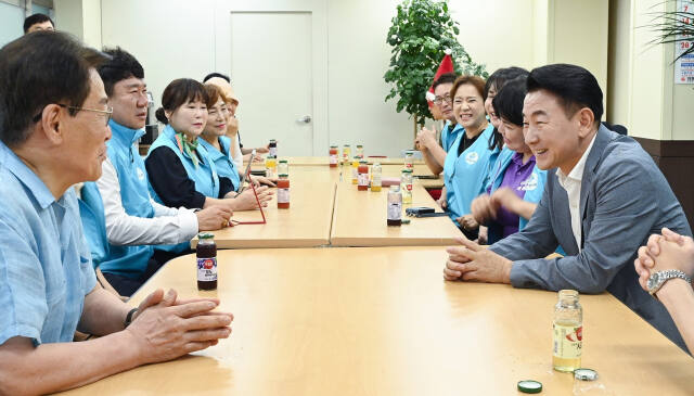 김동근 의정부시장이 의정부시 상권활성화재단 회의실에서 상인 모임인 명지회원들과 간담회를 하고 있다. 의정부시 제공.