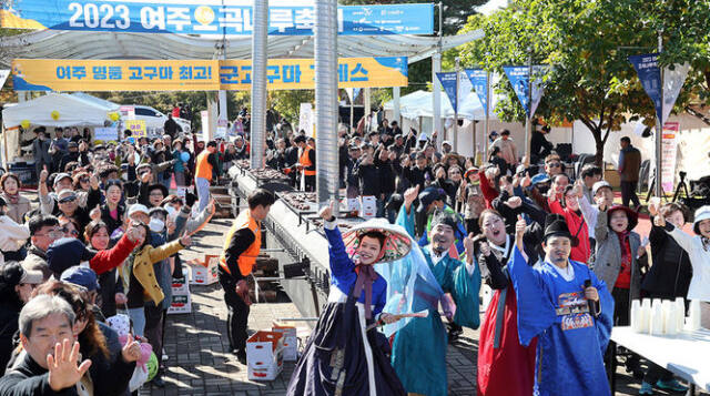 지난해 열린 여주 오곡나루축제장 장작불로 구운 고구마행사장 전경. 여주시 제공