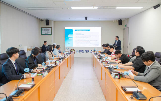 지난 23일 오후 용인시의회 4층 대회의실에서 열린 ‘용인시 스포츠산업 미래전략 수립’에 대한 연구용역 최종보고회에 참석한 관계자들이 의견을 나누고 있다. 용인특례시의회 제공