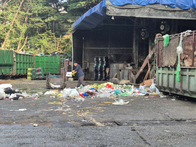 안양농수산물도매시장 쓰레기 적환장에 쓰레기들이 분리되지 않은 채 버려져 있다. 윤현서기자