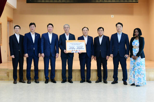 이민근 안산시장(왼쪽 두 번째)이 안산시글로벌다문화센터에서 대한상의 주최로 개최된 다함께 나눔프로젝트에 참석했다. 안산시 제공