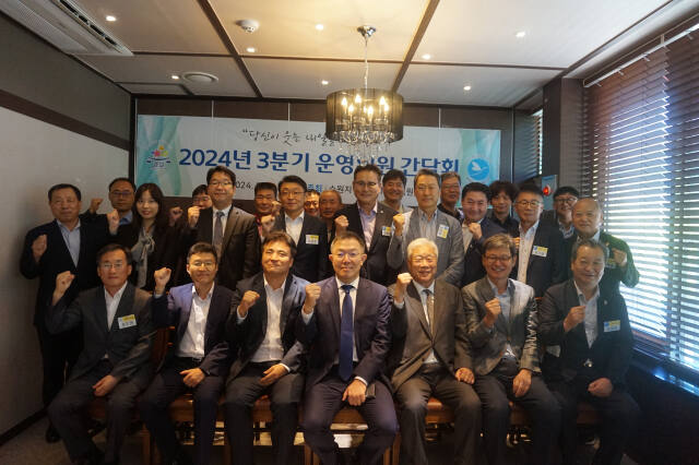수원지역범죄피해자지원센터가 24일 2024년 3분기 운영위원 간담회를 마친 뒤 기념 촬영을 하고 있다. 수원범피 제공