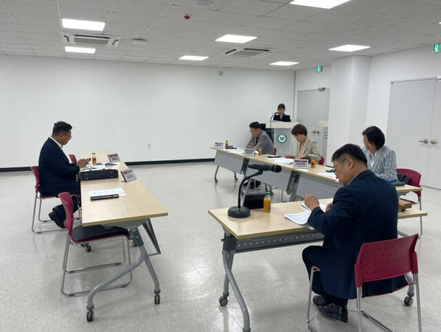 과천시 생활임금위원회 회의 모습. 과천시 제공