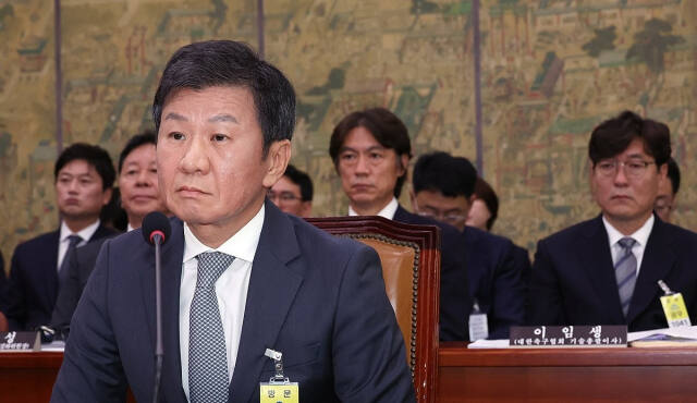 정몽규 대한축구협회장이 24일 국회에서 열린 문화체육관광위원회 전체회의에 출석, 의원 질의에 답하고 있다. 연합뉴스