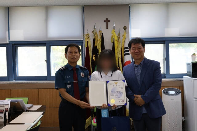 하남경찰서가 실종된 언어 장애 아동을 조기에 발견한 하남고 A양에 감사장을 전했다. 하남경찰서 제공
