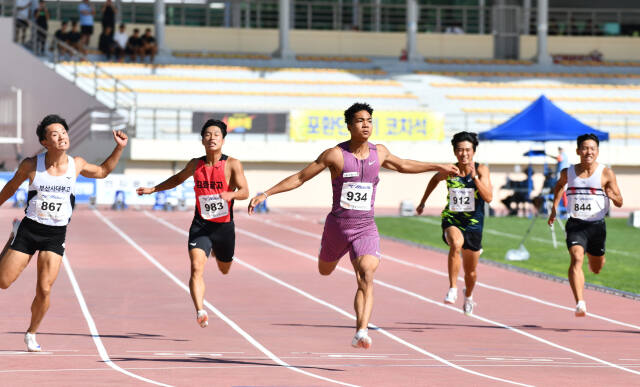 24일 오후 보은공설운동장에서 열린 제5회 전국초·중·고학년별육상대회 남고부 3년 100m 결승서 나마디 조엘진(934번)이 고등부 신기록을 작성하며 1위로 골인하고 있다.한국중고육상연맹 제공