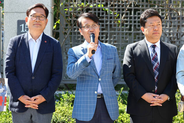 윤석열 대통령 배우자 김건희 여사에게 명품 가방 등을 선물한 최재영 목사가 24일 검찰 수사심의위원회가 열리는 서울 서초구 대검찰청 앞에서 관련 기자회견을 열고 발언하고 있다. 왼쪽은 소나무당 송영길 대표, 오른쪽은 최 목사의 대리인 류재율 변호사. 연합뉴스