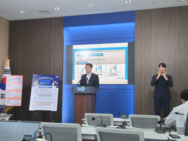 허승범 경기도 경제실장이 25일 기자회견을 열고 ‘민생회복 Let’s Go! 프로젝트’에 대해 발표하고 있다. 이진기자