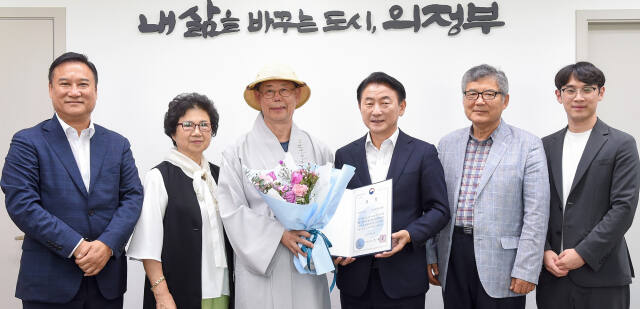 김동근 시장(왼쪽 네번째)이 최재혁 의정부시니어클럽 시설장, 관계자 등과 보건복지부장관 최우수 표창을 축하하며 기념촬영하고 있다. 의정부시 제공