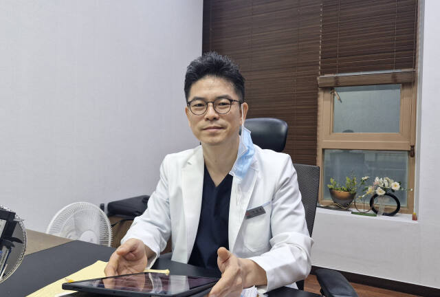 위기청소년의 자해 흔적과 문신 등을 무료로 제거하며 지역사회 봉사에 앞장서고 있는 이광호 부천 청담나인 성형외과·피부과 대표원장(50). 박채령기자