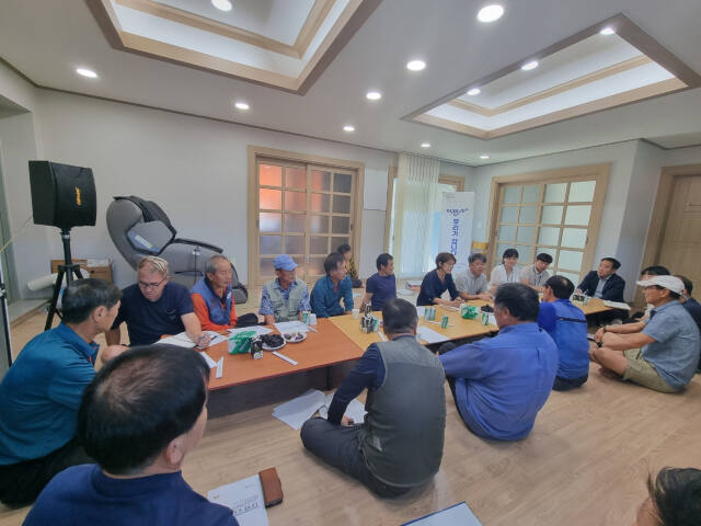 24일 연천군 미산면 관계자들이 동이리, 광동리 마을회관을 찾아 소통간담회를 열었다. 연천군 제공