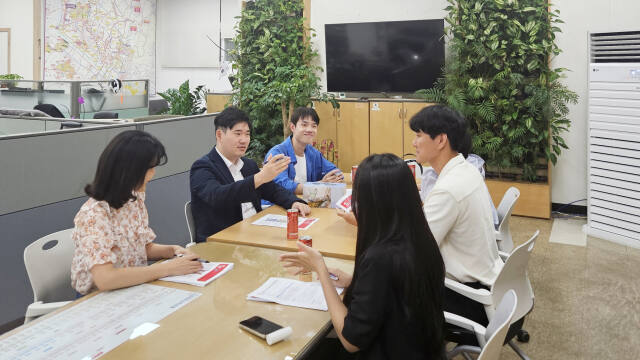 최창원 고양시청년정책조정위원회 공동위원장이 고양 청년의 날 행사 기획 회의에서 발언하고 있다. 본인 제공