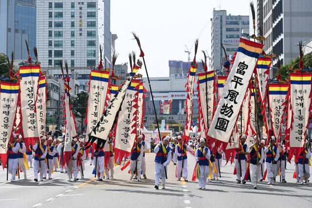 지난해 인천 부평구 부평대로에서 부평풍물대축제가 열리고 있는 모습. 구 제공