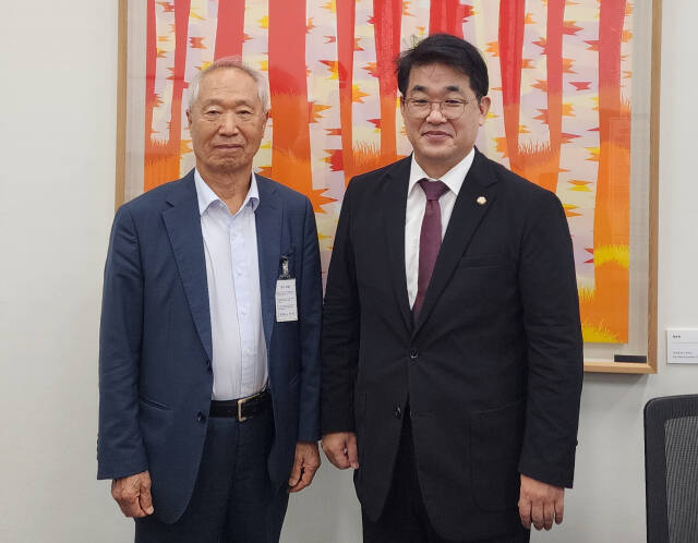 이귀복 인천항발전협의회 회장은 최근 배준영 국회의원을 만나 인천항 발전을 위한 현안 문제를 협의했다. 인천항발전협 제공