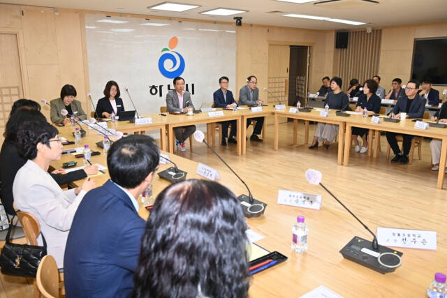 이현재 하남시장이 초등학교 학교장 정담회에서 교육지원정책에 대한 의견을 들었다. 하남시 제공