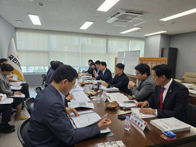 경기도의회 국민의힘 정책위원회가 도 집행부로부터 업무보고를 받고 있다. 경기도의회 제공.