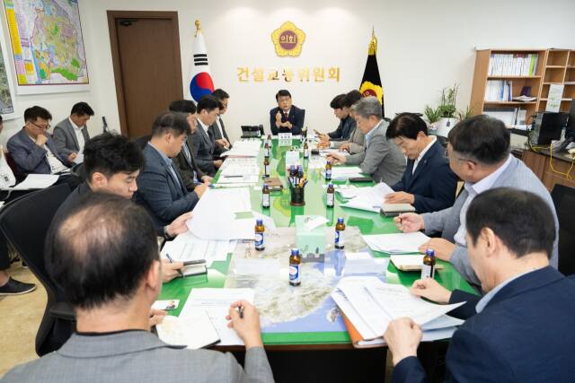 지난 24일 인천시의회 회의실에서 열린 간담회에서 인천시·시의회 관계자 등이 지역 건설업 활성화 방안을 논의하고 있다. 인천시 제공