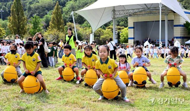 25일 인천 남동구 인천대공원 어울큰마당에서 열린 '2024 남동 놀이문화체험 한마당'에서 어린이들이 놀이기구를 타며 즐거운 시간을 보내고 있다. 조병석기자