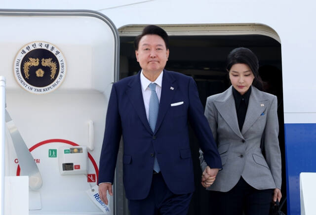윤석열 대통령과 부인 김건희 여사가 지난 19일(현지시간) 체코 프라하 바츨라프 하벨 국제공항에 도착, 전용기인 공군 1호기에서 내리고 있다. 연합뉴스