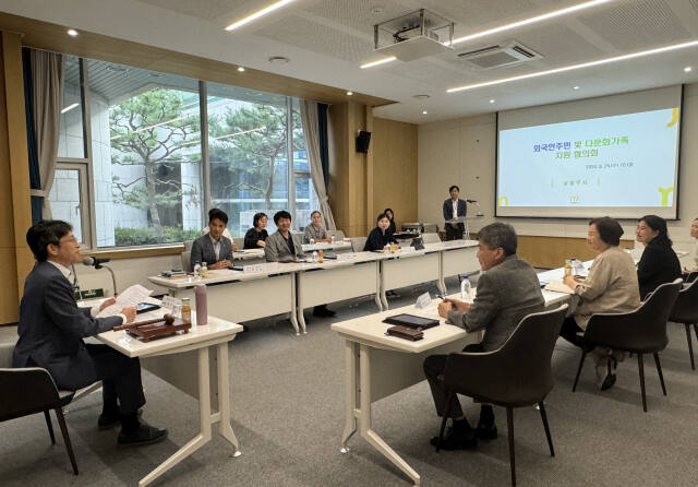 25일 홍지선 남양주시 부시장을 비롯한 남양주남·북부경찰서, 남양주외국인복지센터, 외국인근로자 및 이주여성 등의 9명의 위원들이 외국인주민 및 다문화가족지원협의회에 참석해 의견을 교환하고 있다. 남양주시 제공