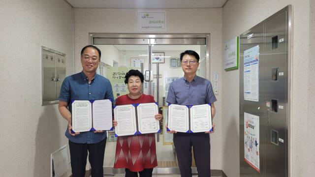 광역자활기업 ㈜컴윈이 하남지역 협업기관인 자활기업 투게더나눔센터㈜와 중·소형 폐전기전자제품 수거함 설치 및 수집·운반에 관한 상호계약을 마친 뒤 기념촬영을 하고 있다. 경기광역자활센터 제공.