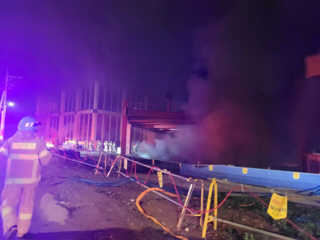 26일 밤 발생한 고양시 일산동구 설문동 소재 물류복합센터 신축공사장 화재현장에서 소방관들이 진화작업을 벌이고 있다. 일산소방서 제공