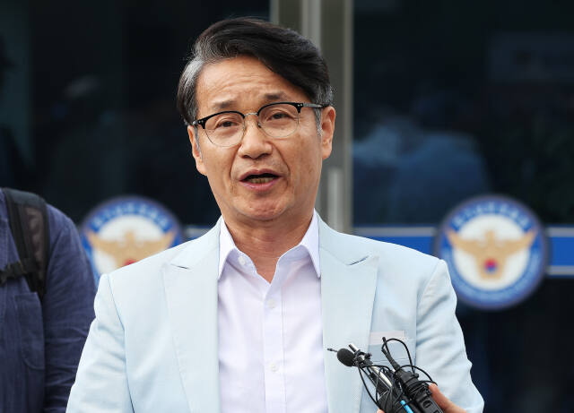 불법 선거운동 혐의로 입건된 최재영 목사가 27일 오전 수원시 경기남부경찰청으로 출석하며 취재진 질문에 답변하고 있다. 연합뉴스