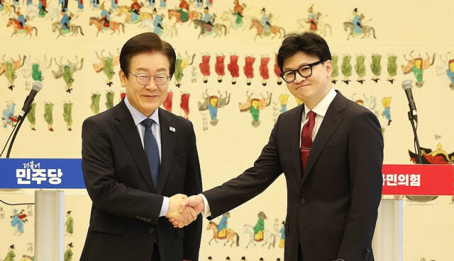 국민의힘 한동훈 대표와 더불어민주당 이재명 대표가 지난 1일 오후 국회에서 열린 채상병 특검법, 금융투자소득세 폐지, 전 국민 25만원 지원법 등을 논의하는 여야 대표 회담에 앞서 인사하고 있다.