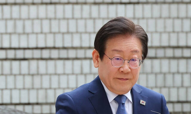 더불어민주당 이재명 대표가 27일 오전 서울 서초구 서울중앙지방법원에서 열린 '대장동 배임·성남FC 뇌물' 관련 1심 속행 공판에 출석하고 있다. 연합뉴스