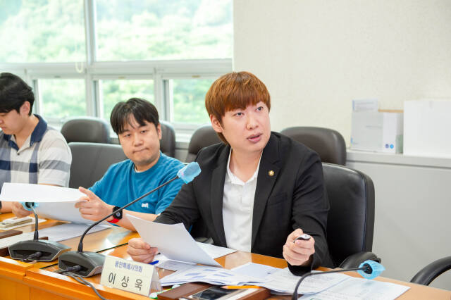 지난 26일 오후 용인시의회 대회의실에서 열린 ‘용인시 사회적 고립 청년 지원 조례’ 제정을 위한 간담회를 개최한 이상욱 의원이 발표를 하고 있다. 용인특례시의회 제공