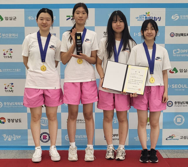 2024 한국실업연맹회장배 전국사격대회 여고부 50m 3자세 단체전서 한국주니어신기록으로 시즌 7관왕에 오른 고양 주엽고 선수들이 시상식 후 기념촬영을 하고 있다. 오른쪽 두번째가 개인전서 금메달을 획득한 김태희.주엽고 제공