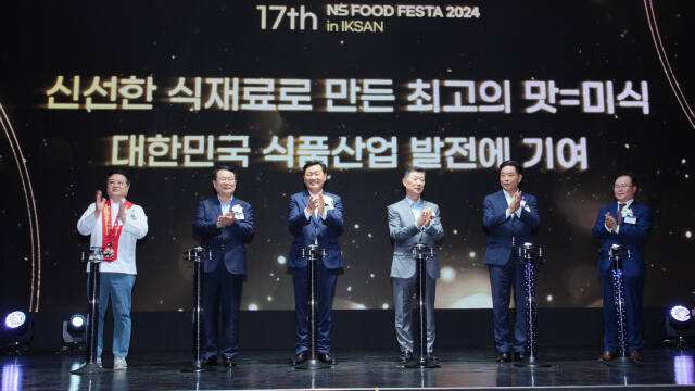 (사진 왼쪽부터) 남대현 명장(심사위원장), 정헌율 익산시장, 김관영 전북특별자치도지사, 김홍국 하림그룹 회장, 김경진 익산시의회 의장, 조항목 NS 홈쇼핑 대표이사가 개막식에 참석해 기념촬영을 하고 있다. NS홈쇼핑