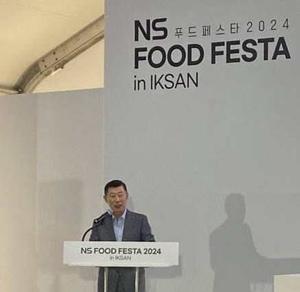 김홍국 하림그룹 회장이 고향인 전북 익산의 명물 ‘황등비빔밥’에 대해 설명하고 있다. 익산=권태욱 기자