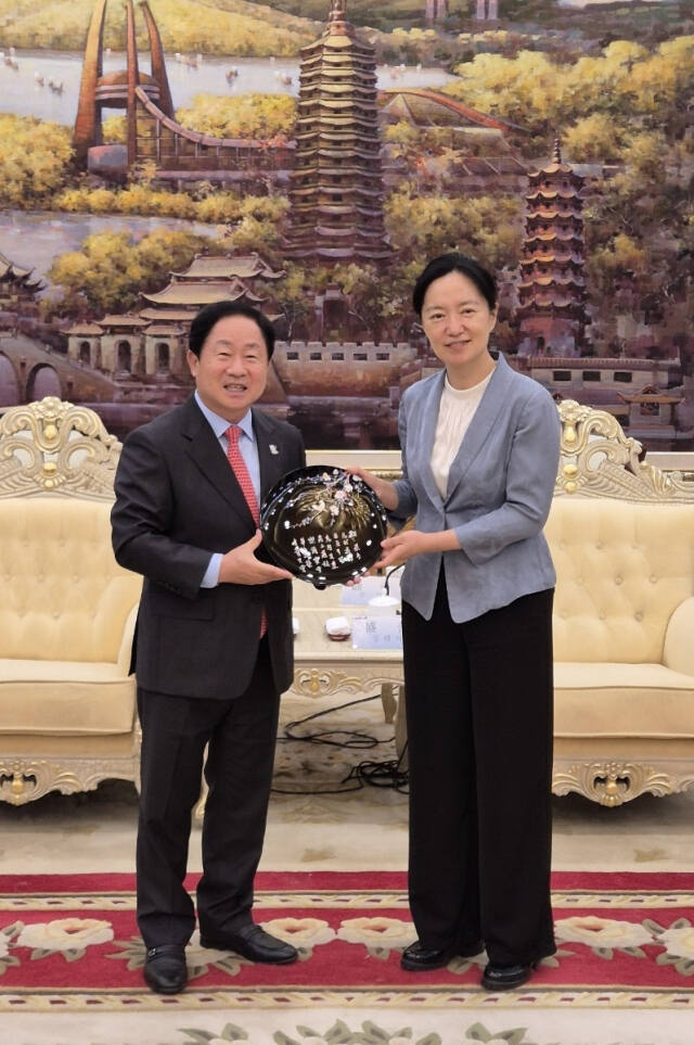 24일 주광덕 남양주시장이 중국 상주시의 공식 간담회에서 성 레이 상주시장과 같이 기념촬영을 하고 있다. 남양주시 제공