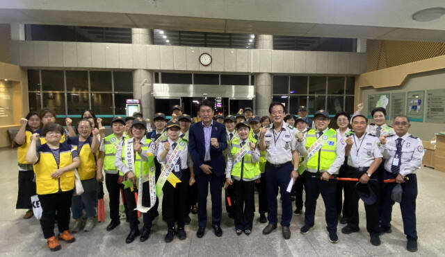 군포시 청소년유해환경감시단원과 하은호 군포시장이 합동점검에 앞서 결의를 다지고 있다. 군포시 제공
