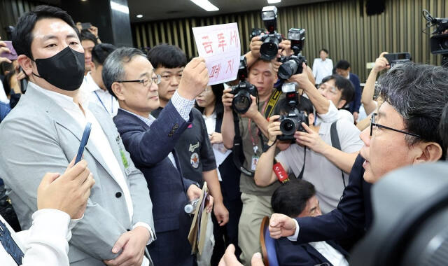 24일 오전 서울 여의도 국회에서 '행복하고 정의로운 대한민국, 금융투자소득세 시행은 어떻게?'라는 주제로 열린 더불어민주당 정책 디베이트에서 개인투자자 단체인 한국주식투자자연합회(한투연) 회원들이 토론 방청을 막는 것에 대해 항의하며 금투세 폐지를 촉구하고 있다.