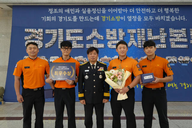 26일 오전 경기도소방안전마루 대회의실에서 개최한 ‘제1회 펌뷸런스 TEAM-CPR 경연대회’에서 최우수상을 수상한 (왼쪽부터) 전민규 소방장, 최철호 소방장, 조선호 경기소방재난본부장, 한동훈 소방사, 이수범 소방사가 기념촬영을 하고 있다. 용인소방서 제공