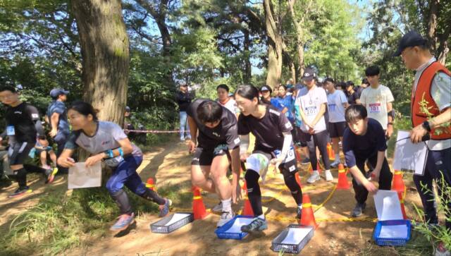 지난 28일 부평구 인천폴리텍대학에서 열린 ‘2024 제17회 인천시 연맹회장배 전국오리엔티어링대회’에서 참가 선수들이 지도와 나침반을 들고 목적지를 찾고 있다. 인천시오리엔티어링연맹 제공