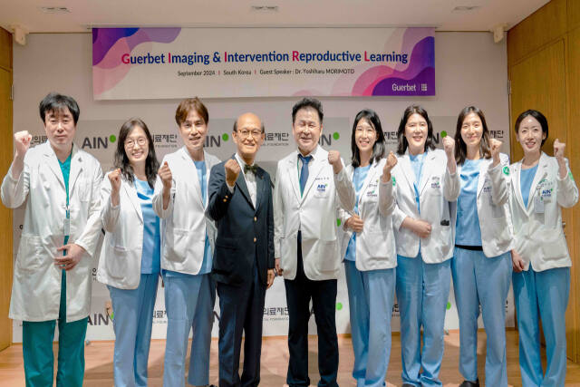 일본 난임 치료 대가로 불리는 ‘모리모토’ 교수(왼쪽 네번째)가 아인병원을 방문, 학술교류를 한 뒤 기념촬영을 하고 있다. 아인병원 제공