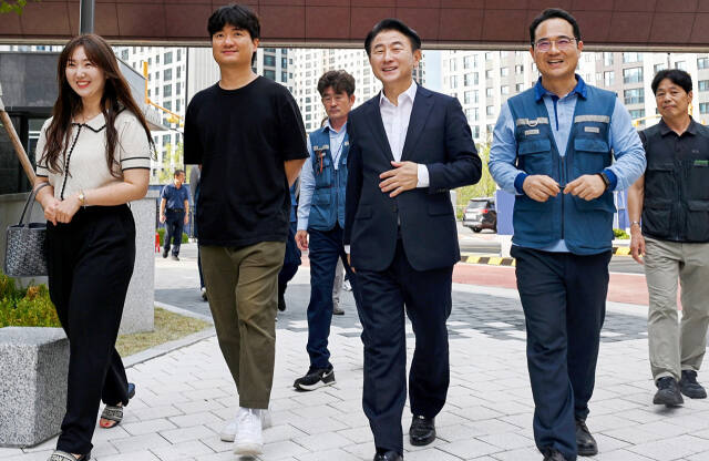 김동근 시장(왼쪽에서 3번째)이 복합문화융합단지 내 ‘더샵 리듬시티’ 아파트 현장을 살펴보고 있다. 의정부시 제공