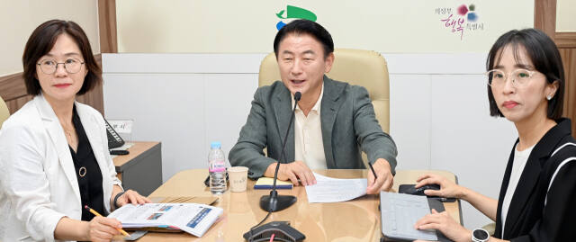 김동근 의정부시장(가운데)이 온라인 ‘현장시장실’에서 시민들의 의견을 듣고 있다. 의정부시 제공