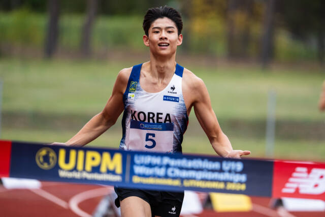 28일(현지시간) 리투아니아 드루스키닝카이에서 열린 국제근대5종연맹 U-19 세계선수권대회 남자 개인전 결승서 임태경이 레이저런 경기를 마치면서 가장 먼저 결승선을 통과하고 있다.국제근대5종연맹 제공