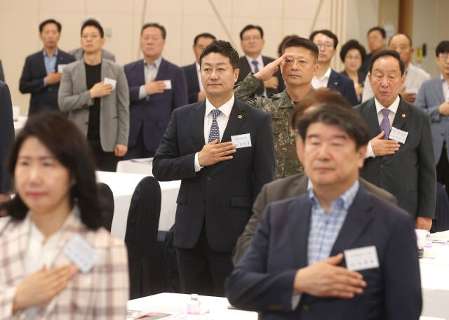 김진경 경기도의회 의장이 9월 경기도 기우회에 참석해 국민의례를 하고 있다. 경기도의회 제공.