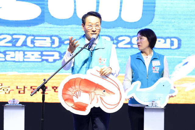 유정복 시장이 지난 27일 소래포구 해오름광장에서 열린 '제24회 소래포구 축제'에서 축사를 하고 있다. 인천시 제공
