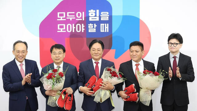 국민의힘 한동훈 대표와 추경호 원내대표가 23일 국회에서 열린 당 재보궐선거 후보자 추천장 수여식에서 추천 당사자들과 함께 포즈를 취하고 있다. 연합뉴스