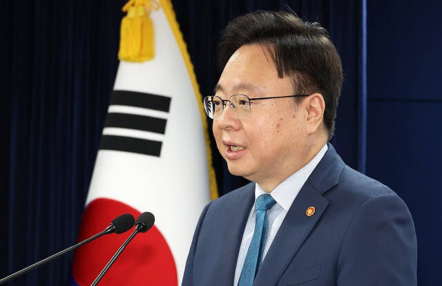 조규홍 보건복지부 장관이 30일 서울 종로구 정부서울청사에서 의료개혁 추진상황 브리핑을 하고 있다. 연합뉴스