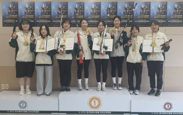 1일 대구국제사격장에서 열린 제7회 대구광역시장배 전국사격대회 여자 일반부 공기권총 개인·단체전과 50m 복사 단체전서 우승, 하룻동안 금메달 3개, 은메달 1개를 획득한 화성시청 선수단.화성시청 제공