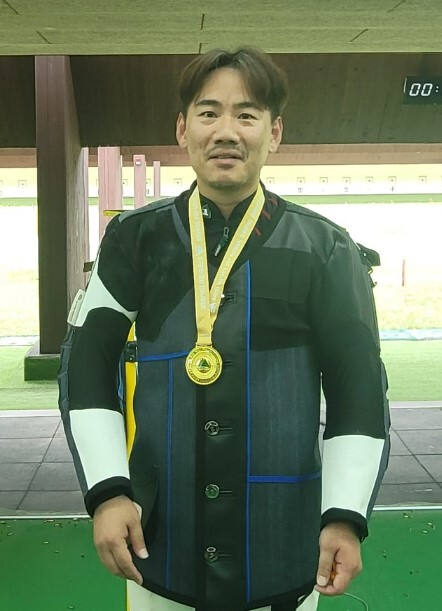 남자 일반부 50m 3자세 개인전서 우승한 추병길.경기도청 제공