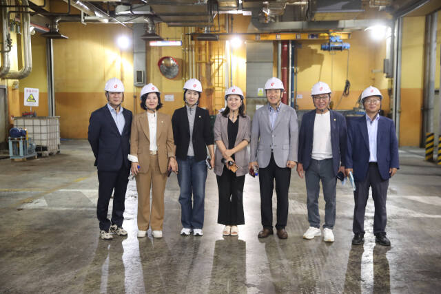 화성시의회 경제환경위원회가 지난달 30일 관내 주요 산업 및 환경 관련 시설을 현장 점검했다. 화성시의회 제공